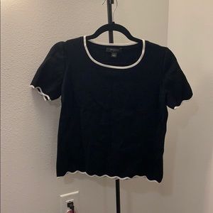 White scalloped hem knit blouse